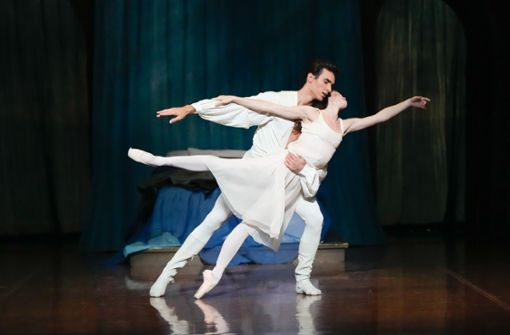Mit John Crankos „Romeo und Julia“ startet das Stuttgarter Ballett in die neue Saison. Unser Foto zeigt Martí Fernández Paixà und Elisa Badenes. Foto: Roman Novitzky/Roman Novitzky