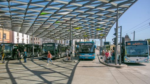 Bus- und Bahnfahren soll für sozial schwache Menschen erschwinglicher werden. Foto: Roberto /Bulgrin