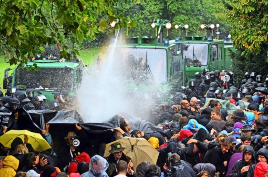 Der Wasserwerfer-Prozess gegen zwei Polizisten soll einem Medienbericht zufolge gegen eine Zahlung von jeweils 3000 Euro eingestellt werden. Die Angeklagten hatten das Kommando beim eskalierten Polizeieinsatz im Stuttgarter Schlossgarten am sogenannten Schwarzen Donnerstag 2010. Foto: dpa