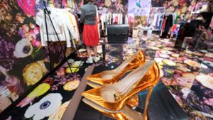 Für kurze Zeit: Edle Teile im Pop-up-Store von Vite en Vogue für gebrauchte Bekleidung im Stuttgarter Kaufhaus Breuninger Foto: dpa/Bernd Weissbrod