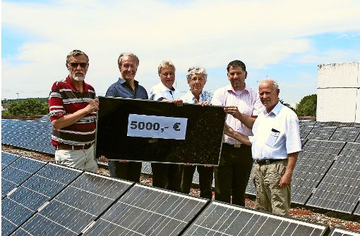 Gerhard Haag (links) nimmt eine Spende des Vereins LE Solar entgegen. Foto: Malte Klein