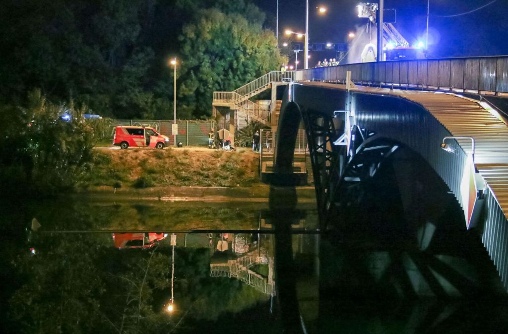 Fundort Gaisburger Brücke: Einsatzkräfte bergen die Wasserleiche.