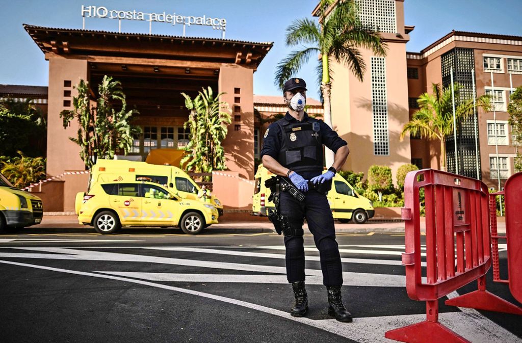 Die Polizei sichert das abgeschirmte Hotel auf Teneriffa, in dem rund 900 Menschen isoliert sind. Foto: dpa/Str