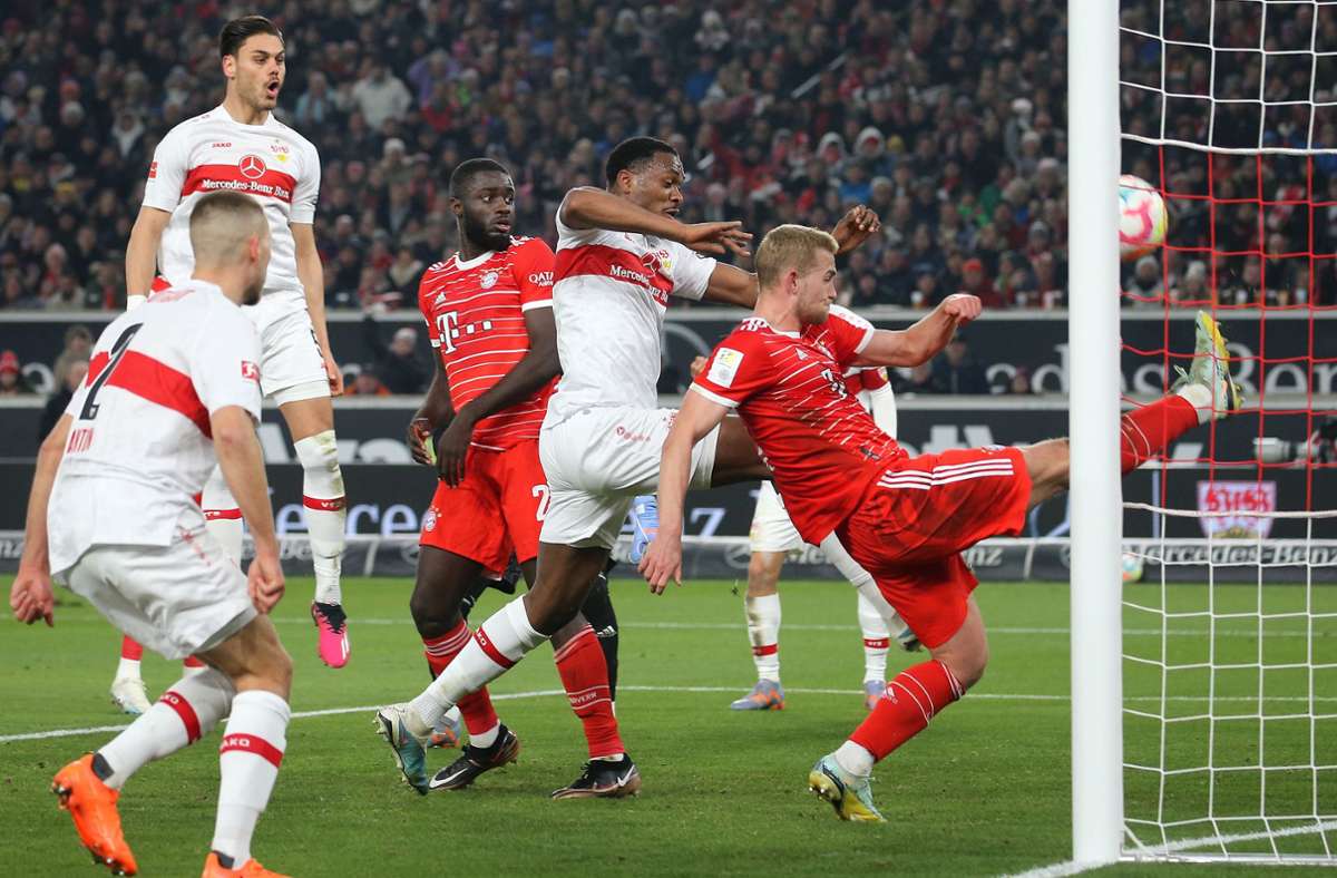 Der Ball will nicht ins Tor: Matthijs de Ligt rettet für den FC Bayern. Foto: Baumann