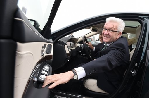 Ministerpräsident Winfried Kretschmann (Grüne) in seinem neuen Dienstwagen. Foto: dpa