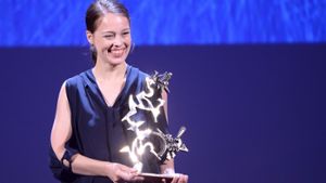 Paula Beer freut sich über ihre Auszeichnung als beste Nachwuchsschauspielerin. Foto: AFP