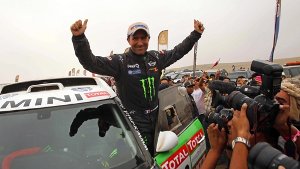 Der Franzose Stephane Peterhansel nach seinem Sieg bei der Rallye Dakar 2012 2012 Foto: dpa