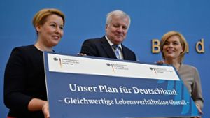 Franziska Giffey, Horst Seehofer und Julia Klöckner (von links) erläuterten am Mittwoch  den beschlossenen Zwölf-Punkte-Plan. Foto: AFP
