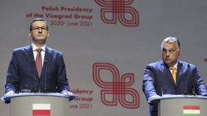 Mateusz Morawiecki (links), Ministerpräsident von Polen, und Viktor Orban, Ministerpräsident von Ungarn, blockieren das EU-Haushaltspaket. Foto: dpa/Czarek Sokolowski