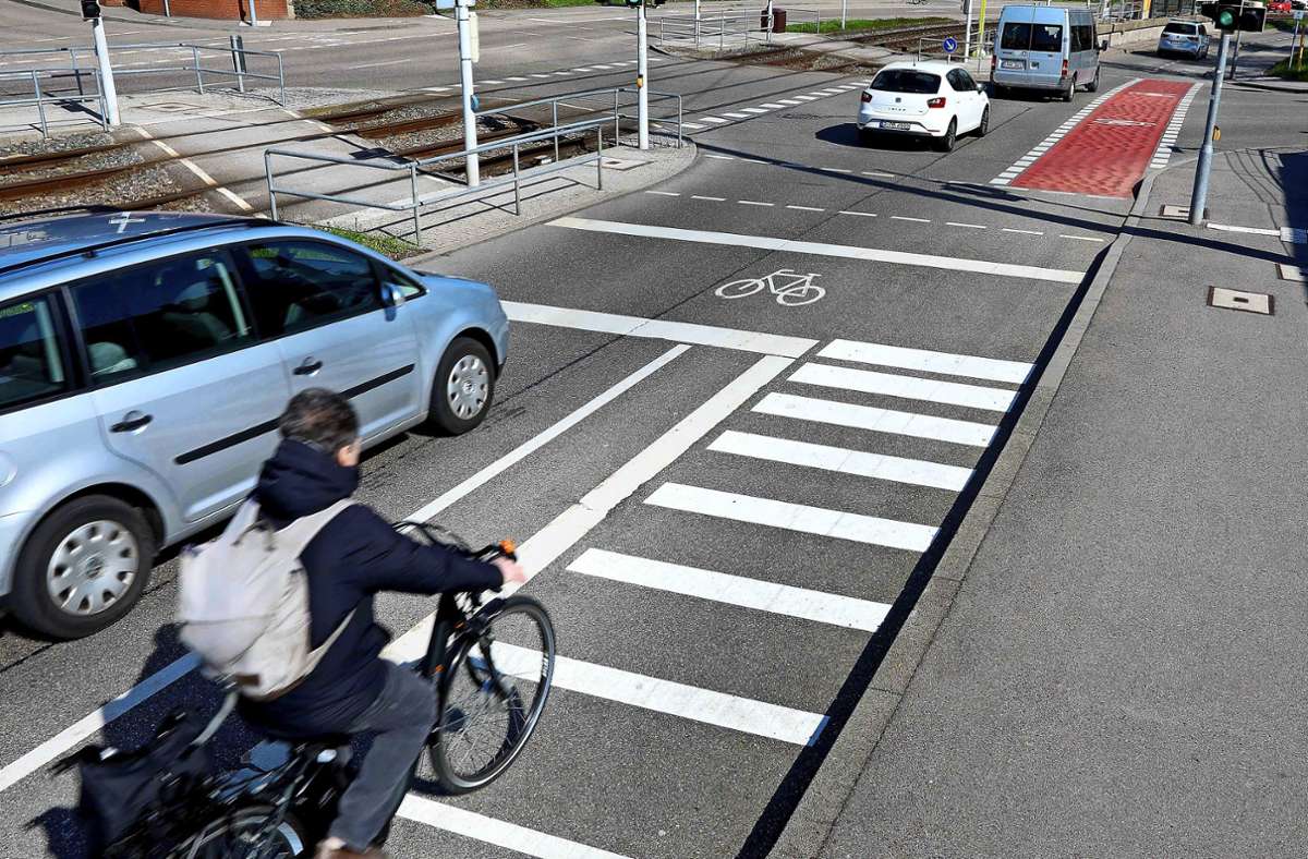 Die rote Fahrbahnmarkierung soll abbiegende Autofahrer auf geradeaus fahrende Radler aufmerksam machen. Foto: Stadt Stuttgart/ Hörner