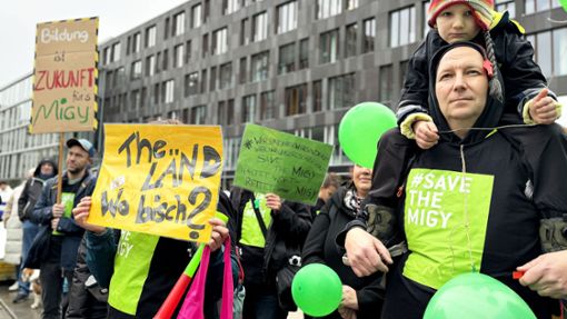 Eltern und Schüler demonstrieren am 4. November beim Landtag in Stuttgart für den Erhalt des Michelberg-Gymnasiums. Foto:  