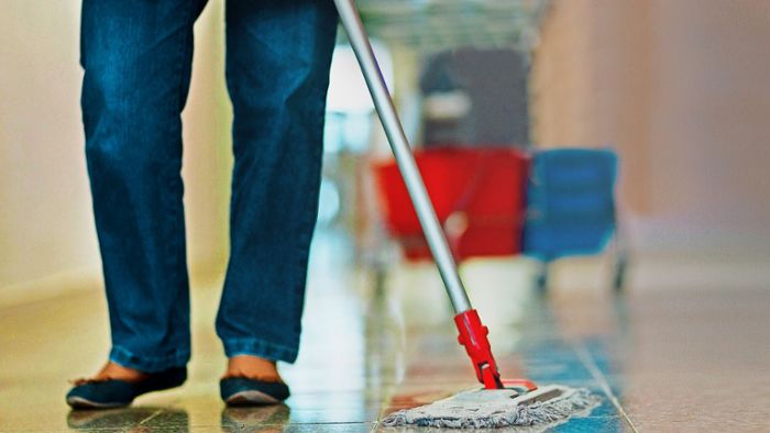 Neun von zehn Reinigungskräften in Haushalten arbeiten schwarz