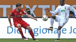 Emiliano Insua vom VfB Stuttgart hatte mit seinem Gegner Daniel Opare vom FC Augsburg zu kämpfen. Foto: Pressefoto Baumann