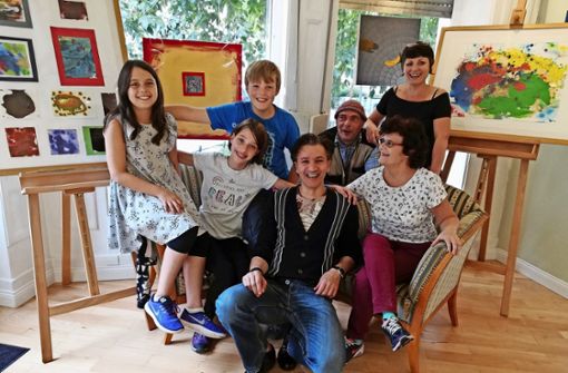 Mitglieder der Kunstgruppe „Outsider“ und Schüler der Fuchsrainschule machten gemeinsam Kunst, während eines Projekts  in der Galerie Sichtbar. Foto: Cedric Rehman