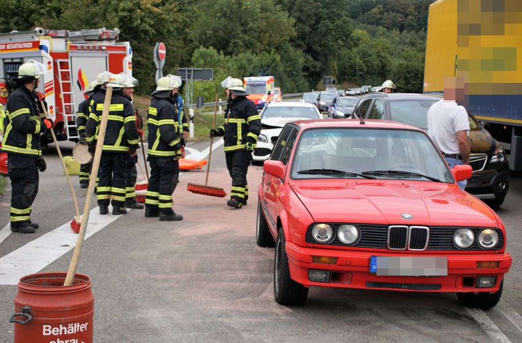 Gegen 17.15 Uhr fuhr eine 19-jährige BMW-Fahrerin auf der  Bundestraße  in Richtung Metzingen. An der Einfahrt Aichtal bemerkte sie ein zunächst zügig fahrendes und dann plötzlich abbremsendes Auto.