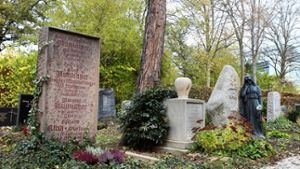 Auf dem Universitätsfriedhof ruht auch Adolf Münzinger (Grabstein links), der den Beinamen „König von Hohenheim“ trug. Foto: Martina  Zick