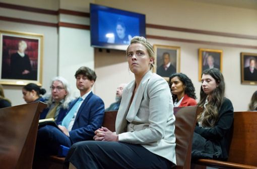 Whitney Henriquez ist die jüngere Schwester von Amber Heard. Am Mittwoch sagte sie vor Gericht aus. Foto: AFP/KEVIN LAMARQUE