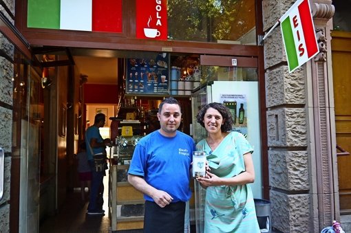 Antonio Carpone  vom Eiscafé La Fragola im Stuttgarter Westen und Dijana Mandaglio von den Stadtisten sammeln Obendrauf-Produkte für Menschen mit wenig Geld. Foto: Nina Ayerle