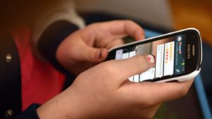 Smartphones in Kinderhänden: Eltern sollten ihren Nachwuchs damit möglichst nicht alleine lassen. Foto: picture alliance/dpa/Henning Kaiser