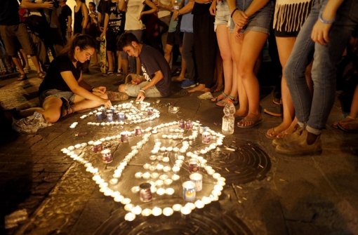 Ein Herz aus Kerzen erinnert an die 16-Jährige, die bei einer Messerattacke auf eine Gay-Pride-Parade in Tel Aviv ums Leben kam. Foto: dpa