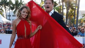 David Hasselhoff überraschte auf der Premiere des neuen „Baywatch“-Streifens in Miami mit seinem Schnurrbart. Seine Partnerin Hayley Roberts kam passenderweise ganz in Rot. Foto: AFP