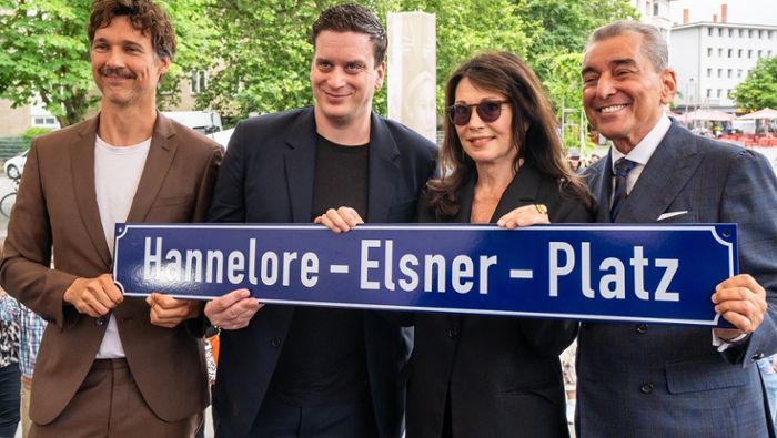 Politik und Prominenz weihen Hannelore-Elsner-Platz in Frankfurt ein