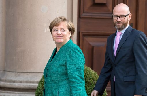Bundeskanzlerin Angela Merkel (CDU) und CDU-Generalsekretär Peter Tauber kommen am 18.10.2017 in Berlin zu den Sondierungsgesprächen zwischen der Union und der FDP. Foto: dpa