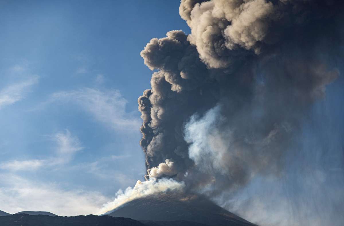 Eine Aschewolke ist während eines Ausbruchs des Ätna, dem größtem aktiven Vulkan in Europa, zu sehen.