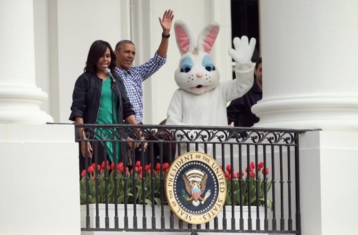 Präsident Barack Obama, seine Ehefrau Michelle und ein Osterhase winken vom Balkon des Weißen Foto: AP