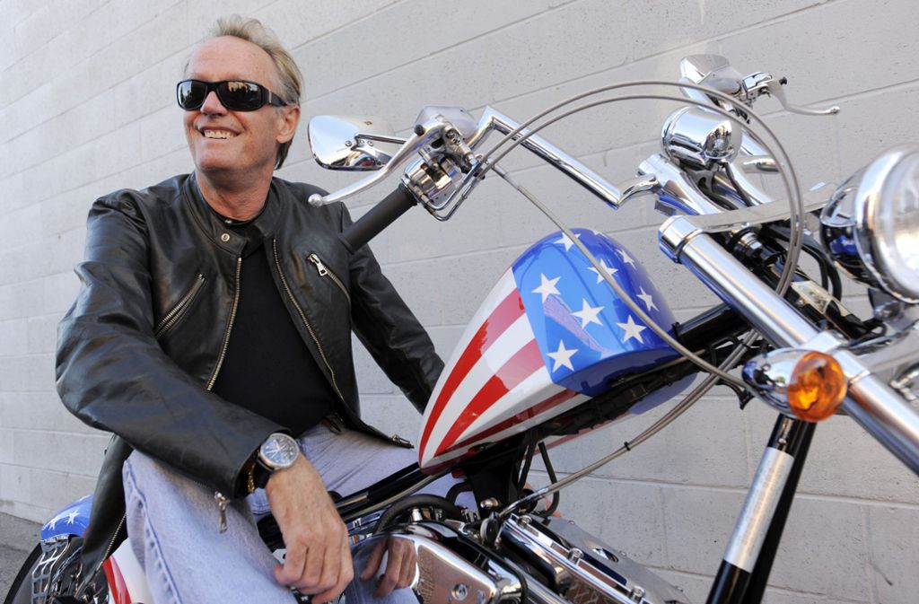 Seine Rolle in „Easy Rider“ hat ihn sein Leben lang begleitet: Peter Fonda im Jahr 2009 auf einem Nachbau des „Captain America“-Motorrads, das er im Film fuhr Foto: AP