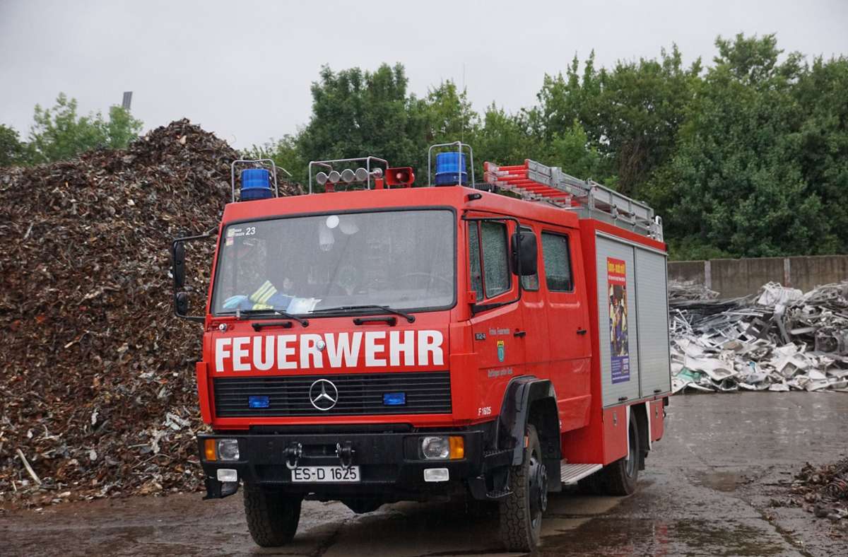 Die Feuerwehr rückte zu dem Großeinsatz in einen Abfallbetrieb in Dettingen aus.