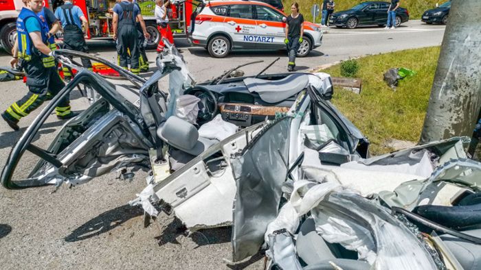 Zwei Verletzte  – Fahrzeug in zwei Teile gerissen
