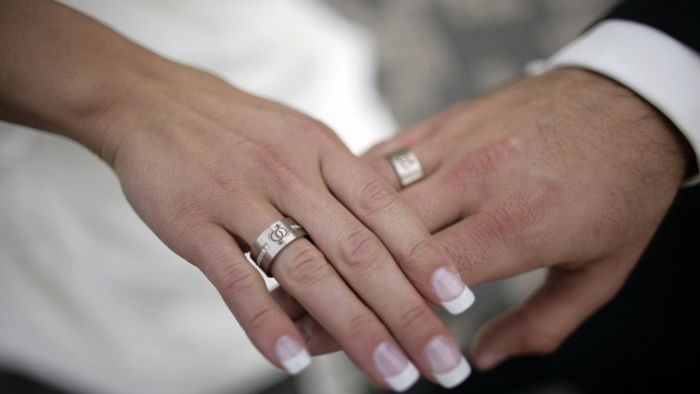 Pärchen nach öffentlichem Heiratsantrag festgenommen
