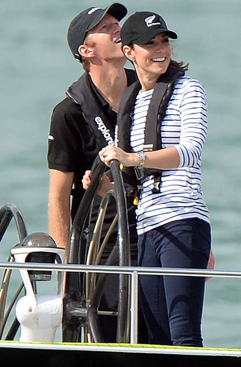 2014: Im neuseeländischen Auckland griff Kate ans Steuerrad einer Jacht – stilecht in einem maritimen Breton-Shirt.