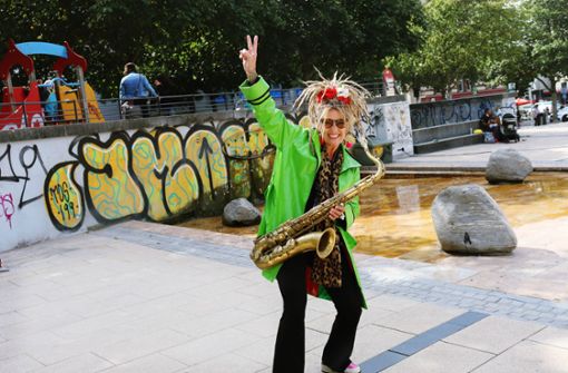 Saxofonistin Moni Ramoni hat  derzeit – wie hier auf dem Marienplatz- genug zu tun. Live-Auftritte können wieder stattfinden. Foto: Georg Friedel