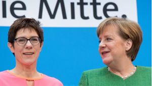 Sie wollen die Ausrichtung der CDU nicht nach rechts verrücken lassen: Annegret Kramp-Karrenbauer und Angela Merkel. Foto: dpa