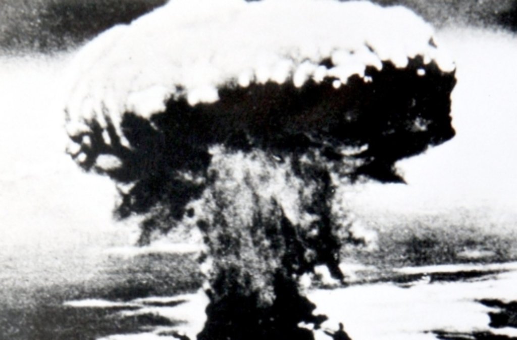 Der beginn des Atomzeitalters –   Nagasaki,   9. August 1945: Ein amerikanischer Bomber vom Typ Boeing B-29 Superfortress wirft nach Hiroshima (6. August 1945) die zweite Atombombe auf eine japanische Großstadt ab.
