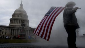 Der Aufruhr vom 6. Januar 2021 in Washington – hier  ein Foto von einem Anhänger Donald Trumps vor dem Kapitol – ist politisch noch nicht bewältigt. Auch darum geht es bei den Zwischenwahlen im November. Foto: AFP/OLIVIER DOULIERY