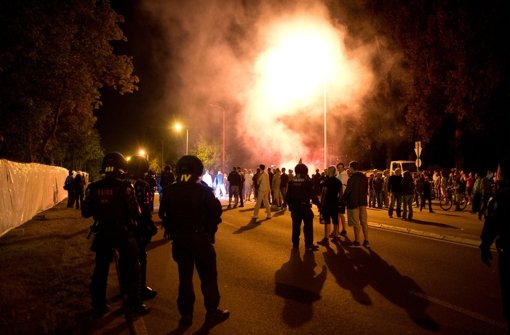 Nachts ist es immer wieder zu Ausschreitungen von Rechtsradikalen in Heidenau gekommen. Foto: dpa-Zentralbild