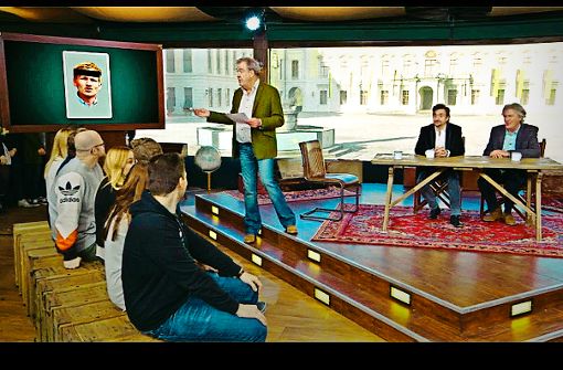 Jeremy Clarkson (stehend),  Richard  Hammond und James May (rechts) machen sich über den Ludwigsburger Grünen-Stadtrat Andreas Kasdorf lustig. Foto: Screenshot Amazon Prime Video
