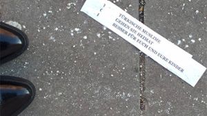 Beleidigend - aber nicht im Sinne des Gesetzes? Rund um den Kelterplatz in Stuttgart-Zuffenhausen wurden am Montag diese Zettel gefunden.  Foto: privat