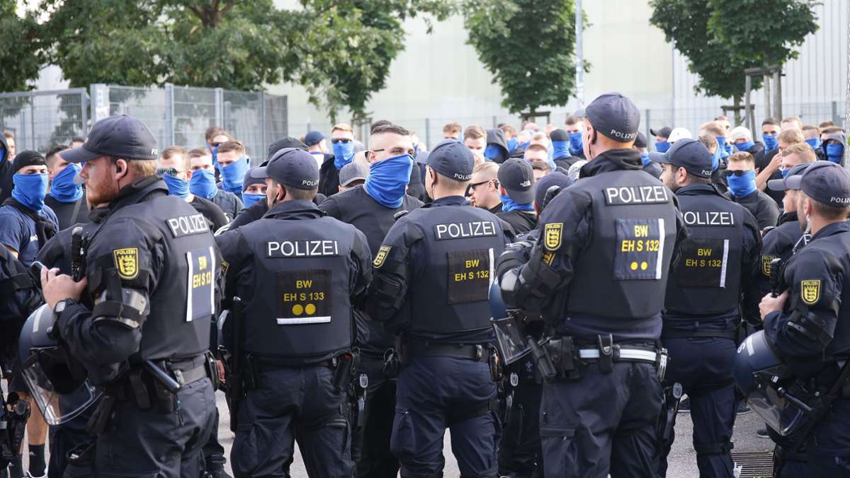 Stuttgarter Kickers gegen SSV Reutlingen Polizisten bei Risikospiel beleidigt und angegriffen