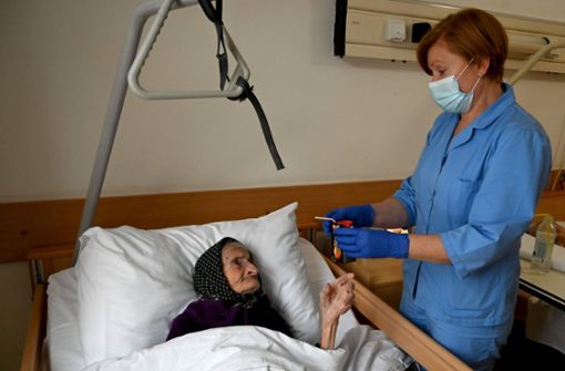 Die 99-Jährige kann nun nach drei Wochen aus dem Krankenhaus entlassen werde. Foto: AFP/DENIS LOVROVIC
