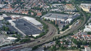 Hier könnte die Rofa unterkommen: im Bereich des ehemaligen DLW-Geländes zwischen den beiden Bahnlinien. Vom Bahnhof (unten links im Bild) sind es nur ein paar Minuten zu Fuß. Foto: Werner Kuhnle