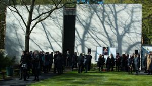 Zahlreiche Menschen nehmen im Rahmen einer Trauerfeier Abschied von der verstorbenen Schauspielerin Hendrikje Fitz. Foto: dpa