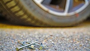 Auf der Straße liegende Nägel sorgen für Ärger bei Autofahrern – und können böse Folgen haben. Foto: Dominik Thewes