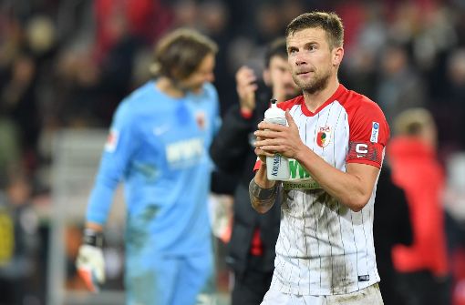 Daniel Baier vom FC Augsburg droht eine Sperre gegen den VfB Stuttgart – der DFB ermittelt. Foto: Bongarts