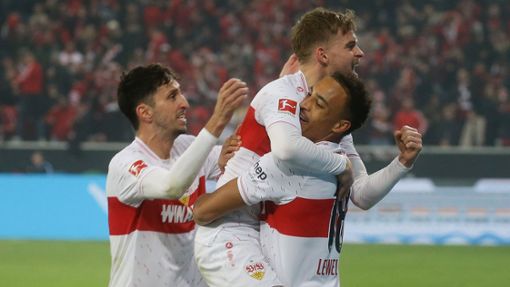 Auf der Erfolgswelle mit dem VfB: Atakan Karazor, Maximilian Mittelstädt und Jamie Leweling Foto: Pressefoto Baumann/Hansjürgen Britsch