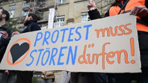 „Protest muss stören dürfen“, finden die Aktivisten der Letzten Generation. Bei ihrer Kundgebung vor dem Oberlandesgericht in Karlsruhe bleiben sie am Dienstag aber auf dem Gehweg. Foto: dpa/Uli Deck