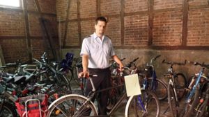 Die Räder, die sich bei der Polizei sammeln, kommen zunächst in den virtuellen Fahrradkeller, anschließend in den Schuppen, erklärt   Martin Schautz (oben links). Foto: Kathrin Wesely